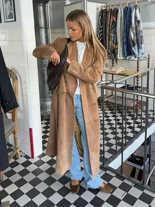 Savanne - Dames Suède Look Lange Trenchcoat - Trenchcoats Vrouwen - Bayu